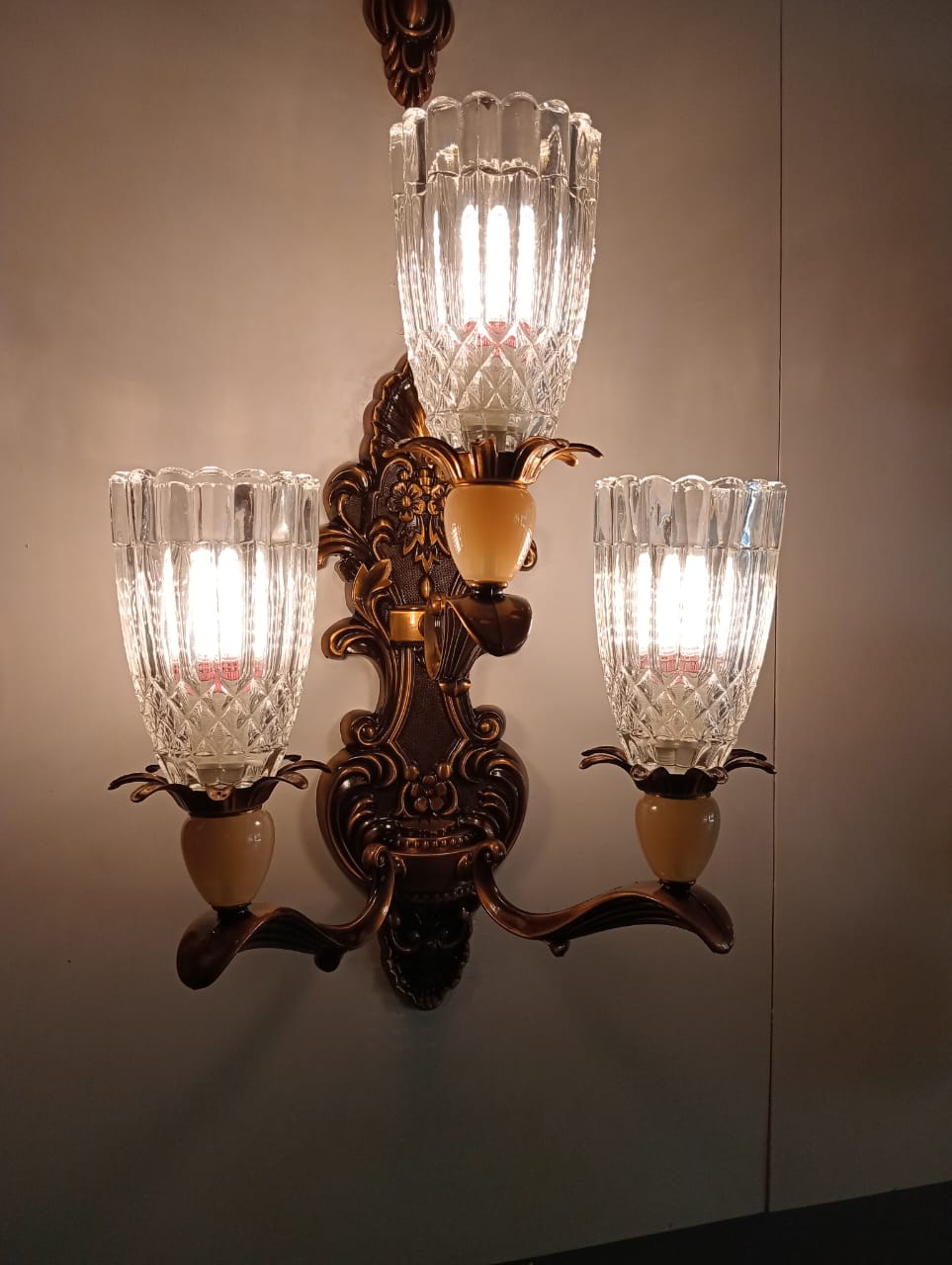 Antique 3 bulb light - AURA LIGHT